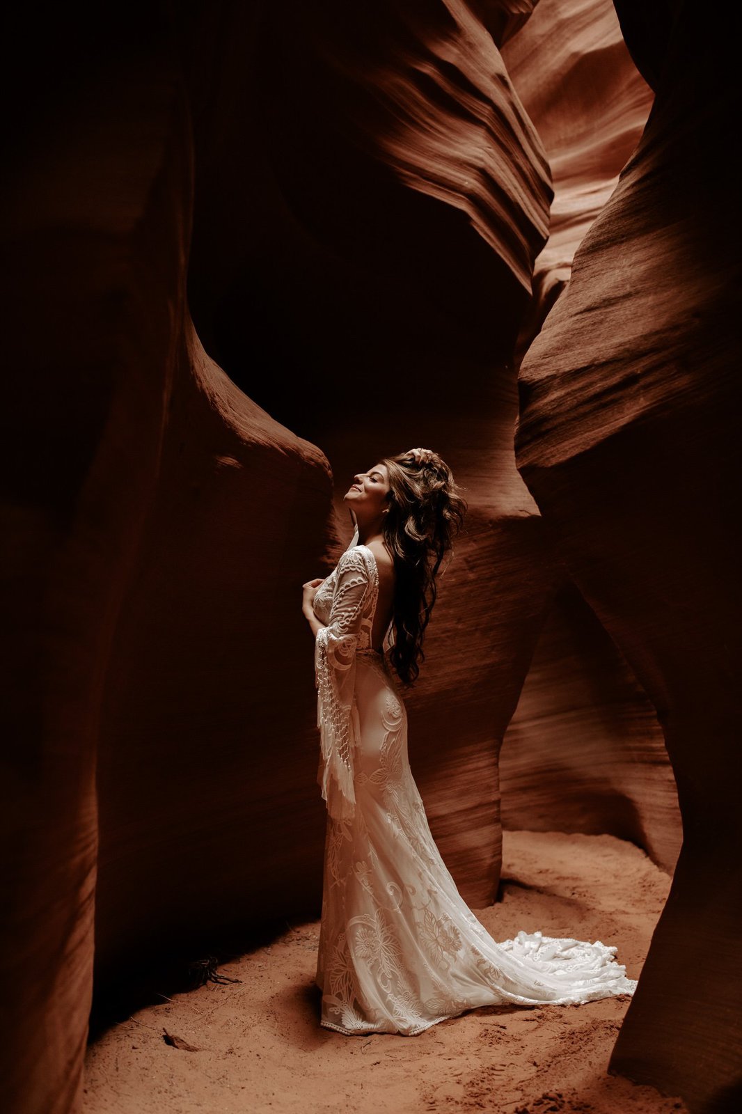 Savanna-Kaye-Horseshoe-Bend-Antelope-Canyon-Elopement_Arizona-3238 detail shot of bride.
