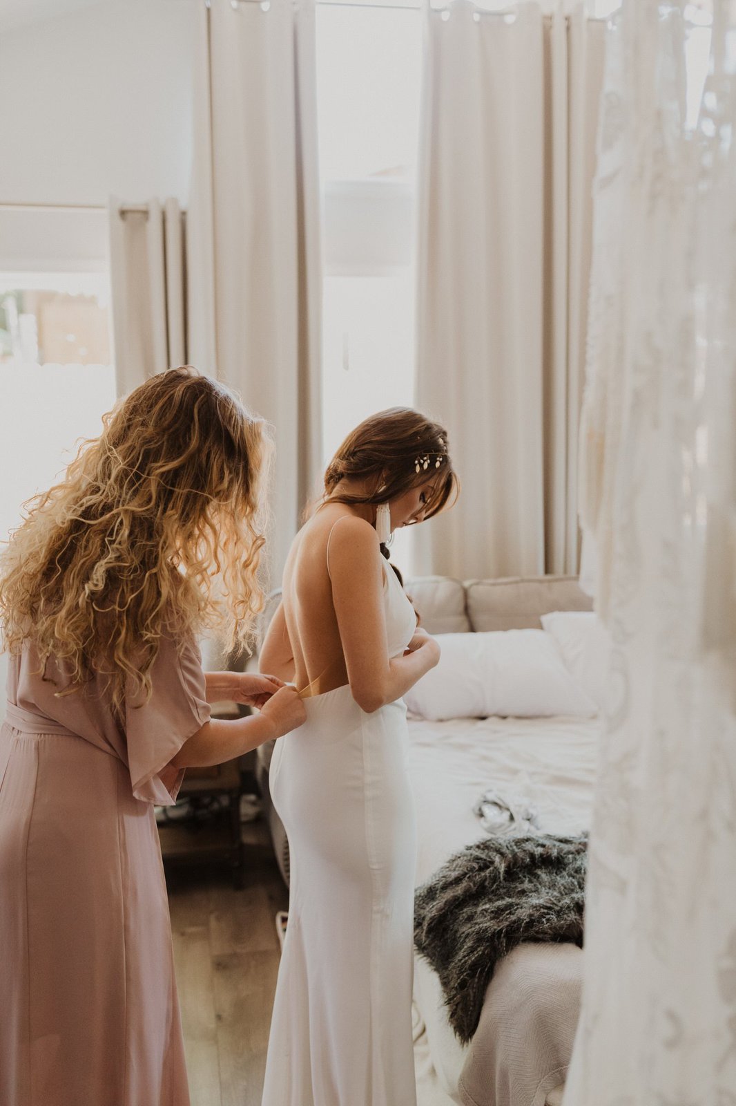 Savanna-Kaye-Horseshoe-Bend-Antelope-Canyon-Elopement_Arizona-5605 Bride getting in her wedding dress.
