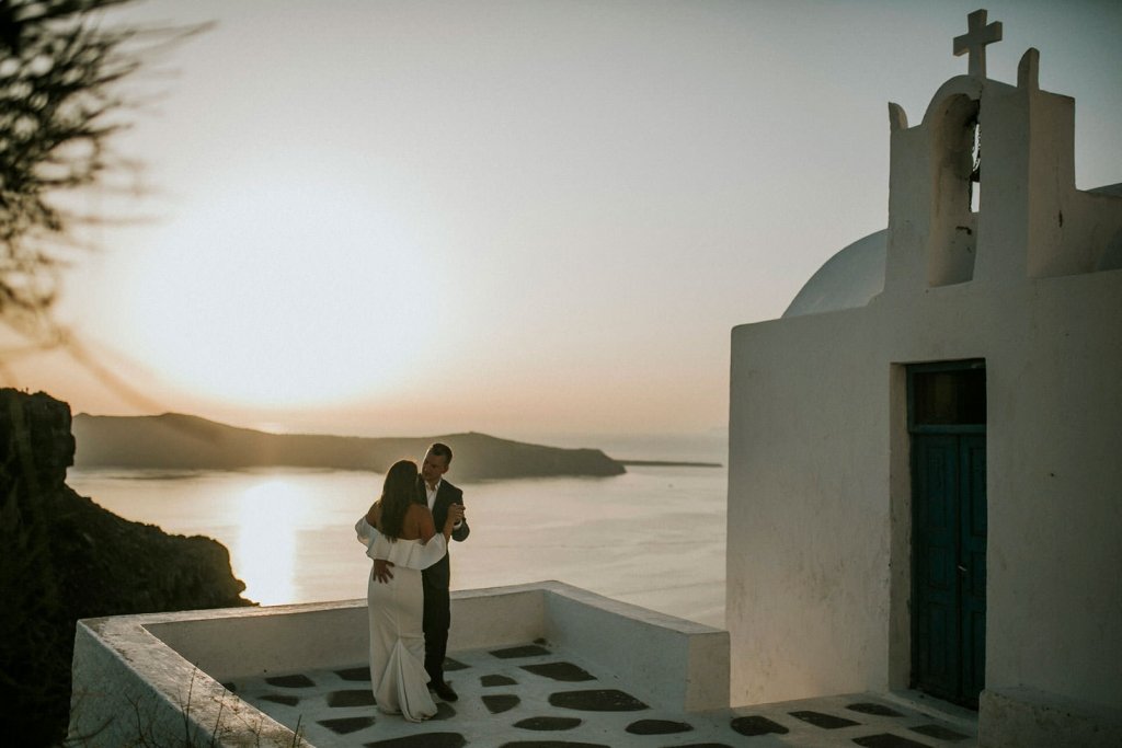 TeoFrantzanas_www.lighthousephotography.gr_2019 Elopement first dance in Santorini.