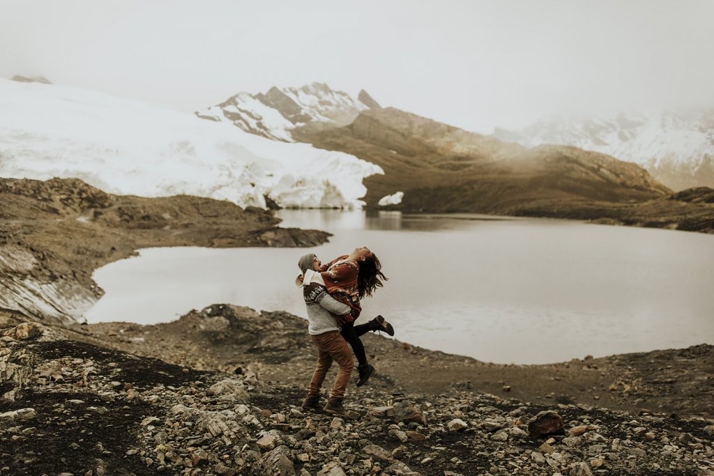 unique winter engagement photos.