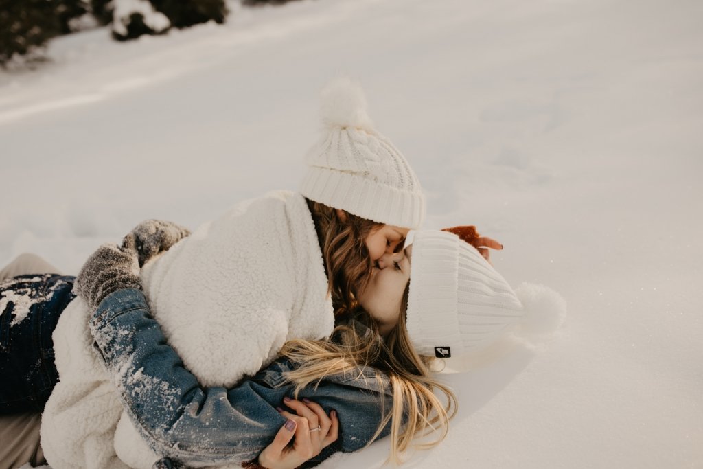 winter engagement photos in the snow.