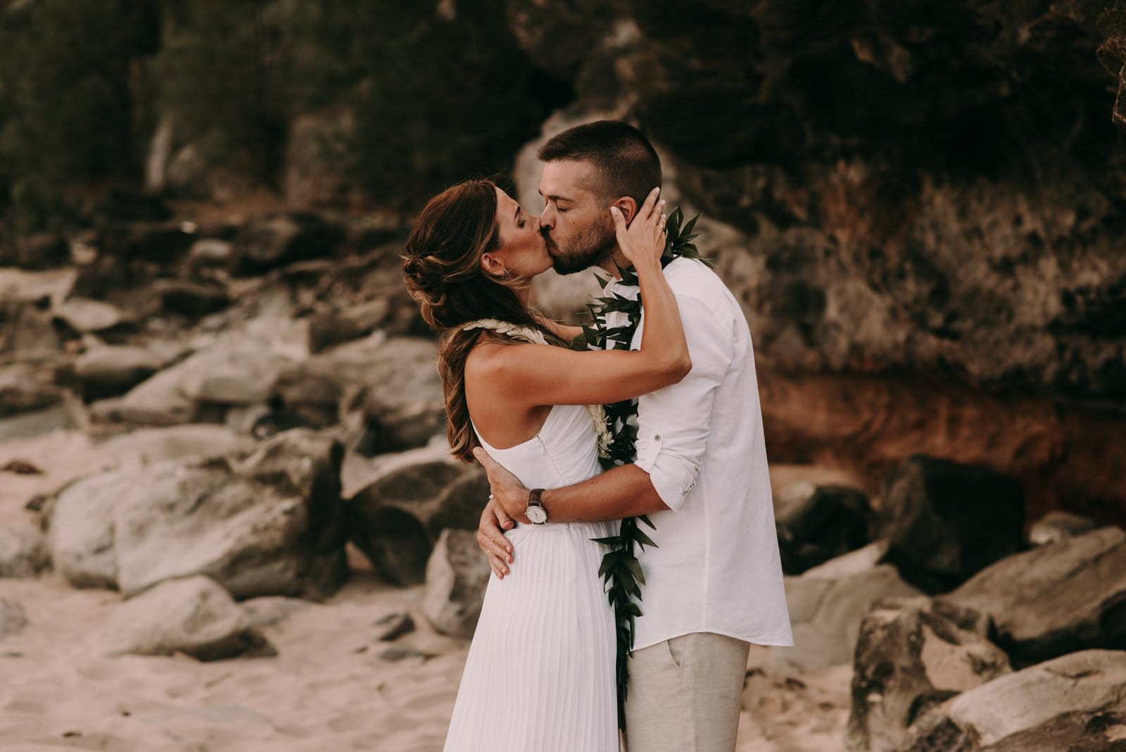 maui wedding photography-28 hawaii elopement kiss