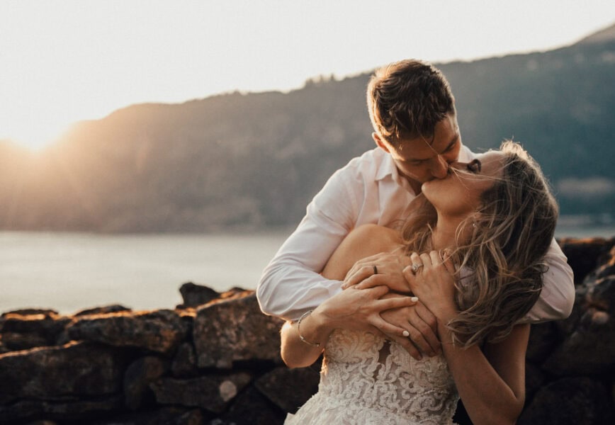 Couple gets married on the columbia river gorge